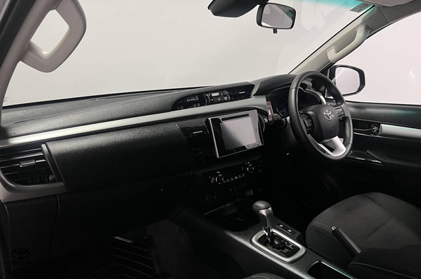 2020 Toyota Hilux SR5 image 14