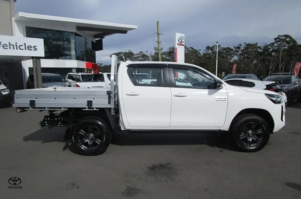 2025 Toyota Hilux SR image 5