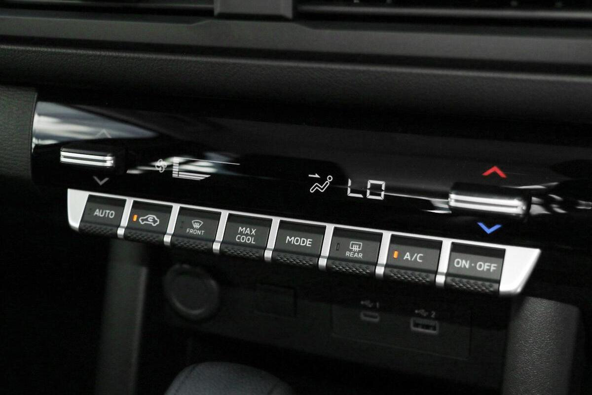 2025 Mitsubishi Triton GLX MV Auto 4x2 MY25 Double Cab image 13