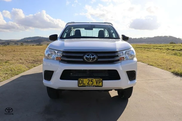 2024 Toyota Hilux 4x4 SR image 2