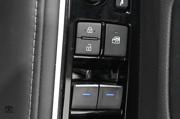 2022 Toyota Landcruiser VX image 18