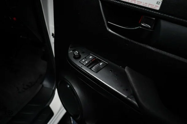 2019 Toyota Hilux 4x4 SR image 16