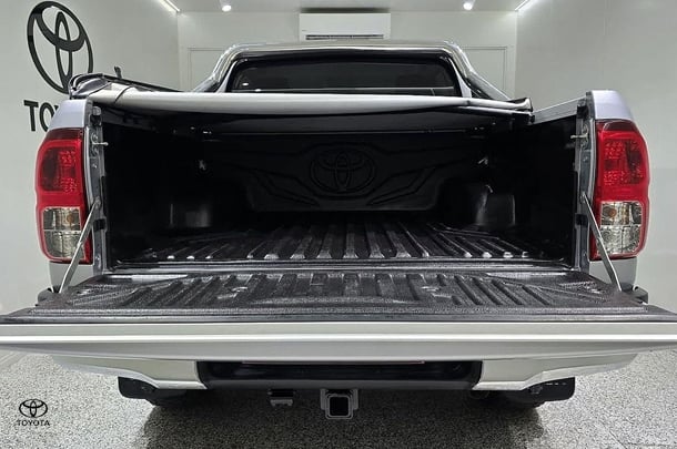 2018 Toyota Hilux SR5 image 4