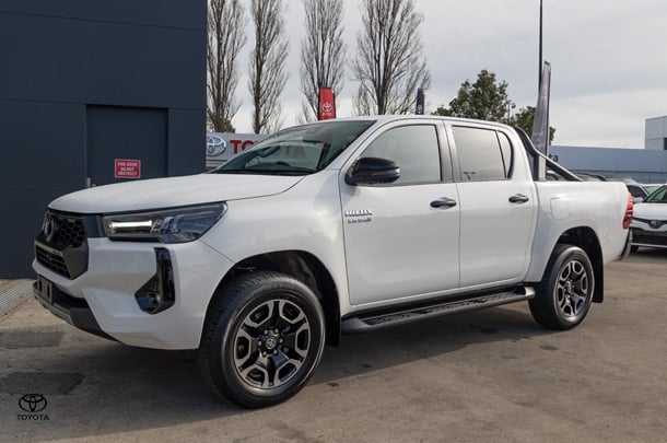 2024 Toyota Hilux 4x4 SR5 image 4