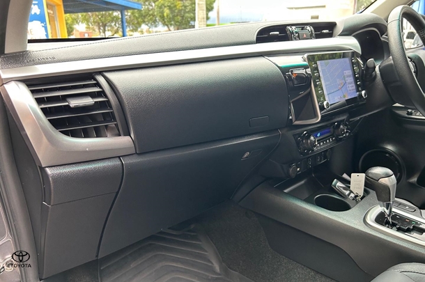 2022 Toyota Hilux 4x4 SR5 image 22