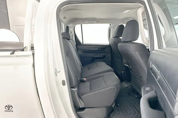 2022 Toyota Hilux SR image 14