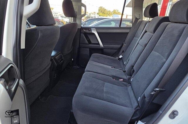 2017 Toyota Prado GXL image 17