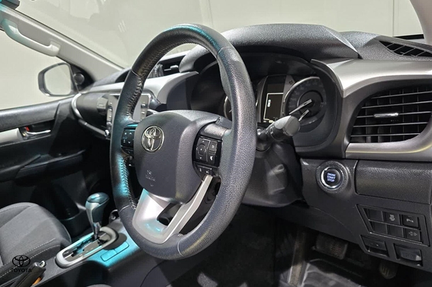 2022 Toyota Hilux SR5 image 14