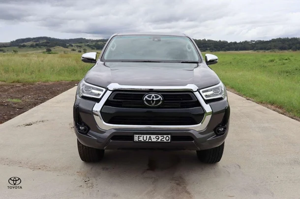 2022 Toyota Hilux 4x4 SR5 image 2