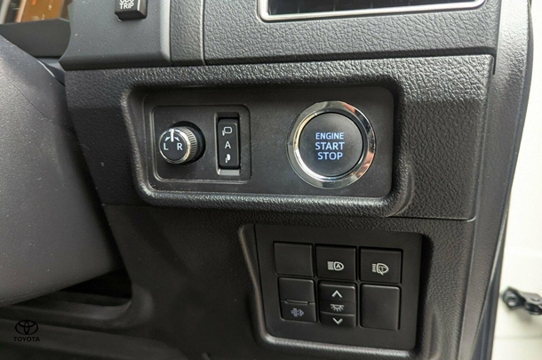 2022 Toyota Prado VX image 13