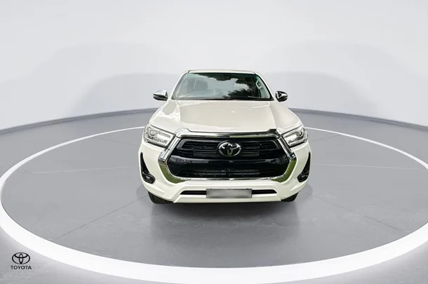 2023 Toyota Hilux SR5 image 3