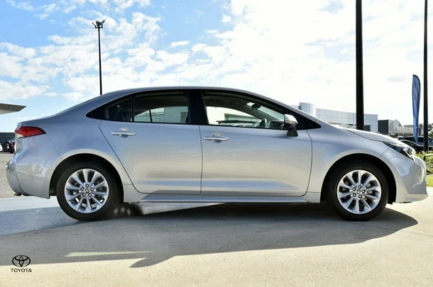 2020 Toyota COROLLA SX image 2