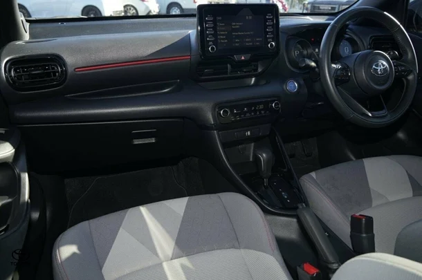 2022 Toyota Yaris Hybrid ZR image 6