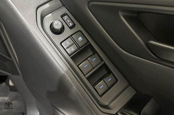 2023 Toyota Landcruiser GXL image 12