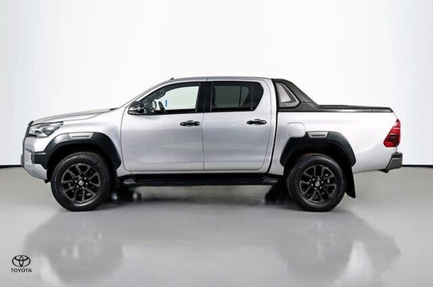 2020 Toyota Hilux Rogue image 5