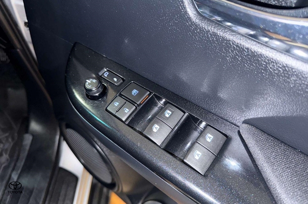 2019 Toyota Hilux SR5 image 14