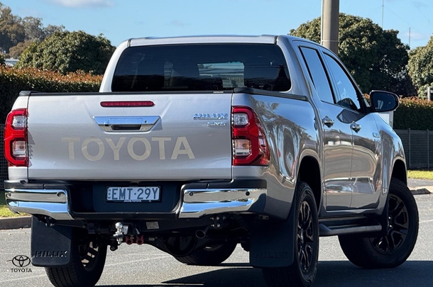 2021 Toyota HILUX SR5 image 7
