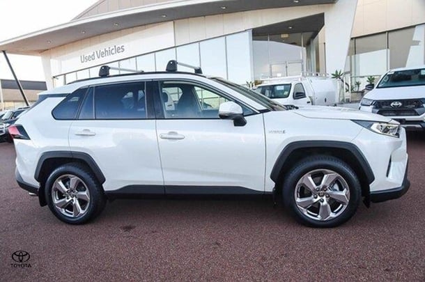 2019 Toyota RAV4 GXL image 3
