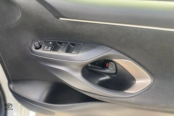 2022 Toyota Yaris HB Hybrid SX image 14