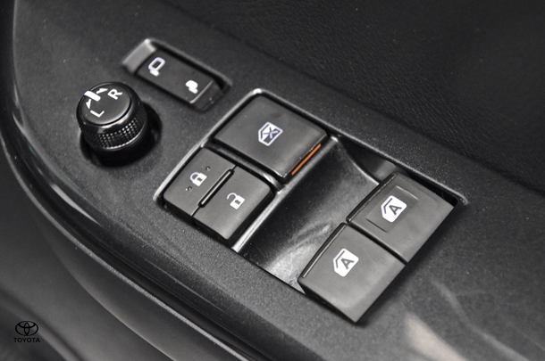 2024 Toyota Hilux 4x4 SR5 image 9