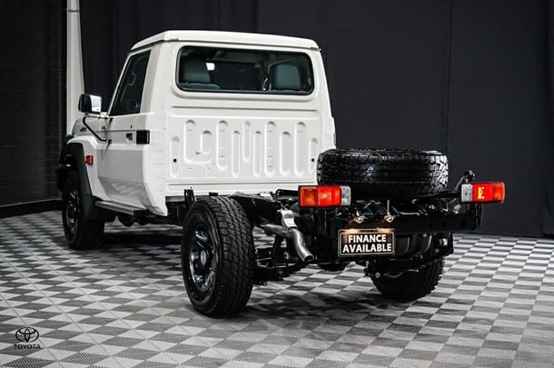 2025 Toyota LC Military GXL image 5
