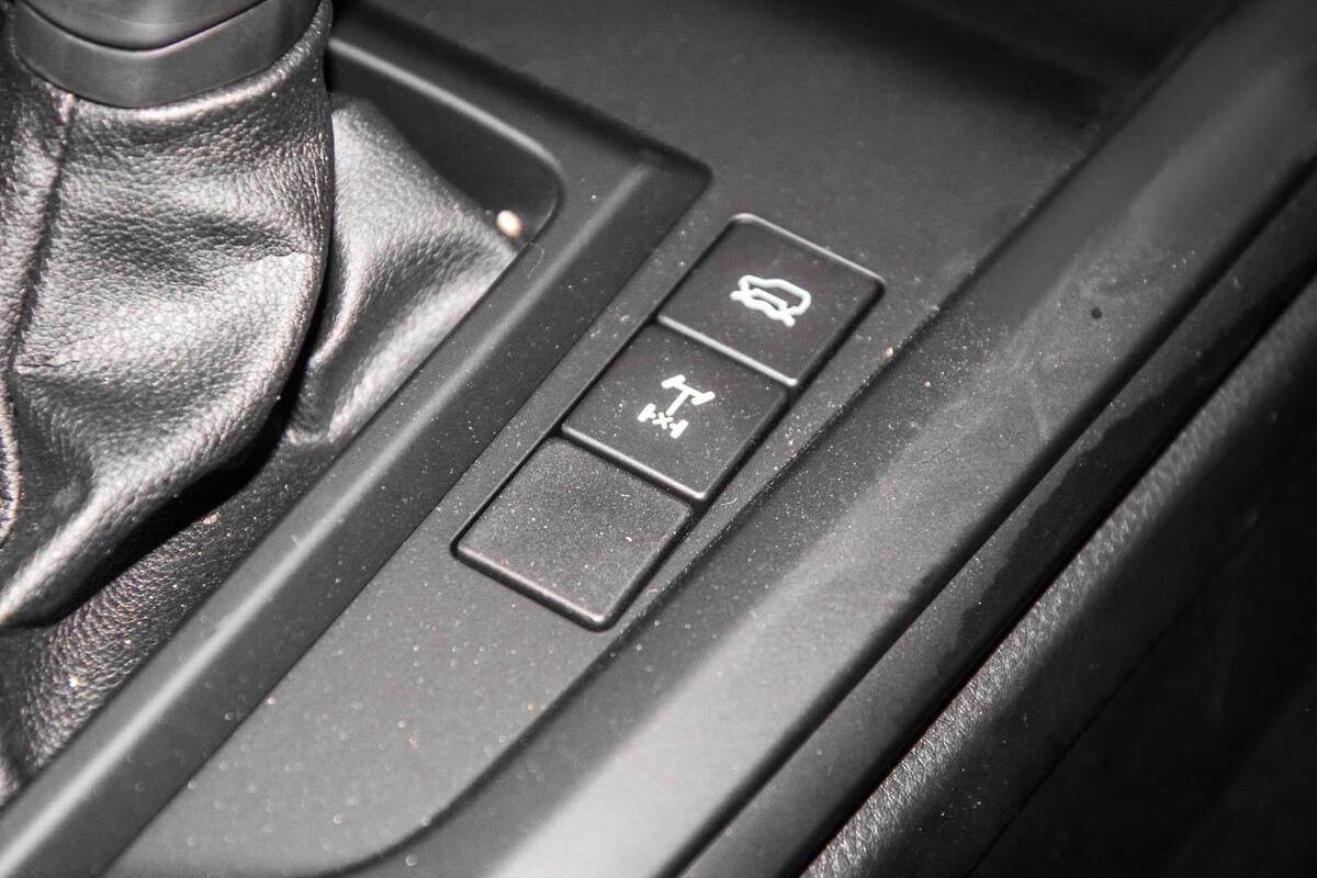 2025 Isuzu D-MAX SX Manual 4x4 MY24 image 15