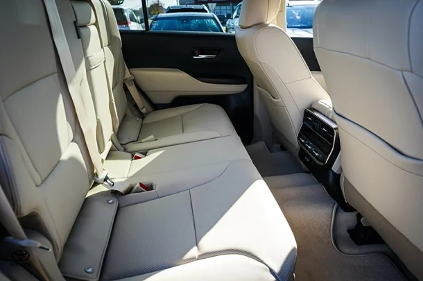 2025 Toyota Landcruiser VX image 12