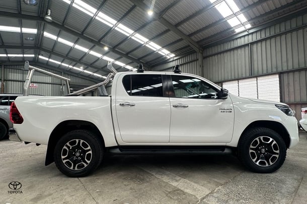 2021 Toyota Hilux SR5 image 2