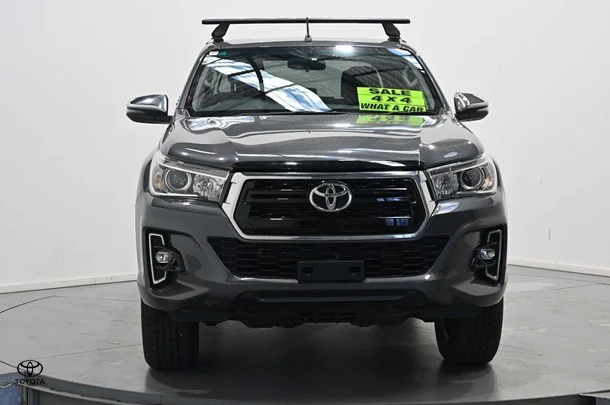 2018 Toyota Hilux 4x4 SR5 image 2