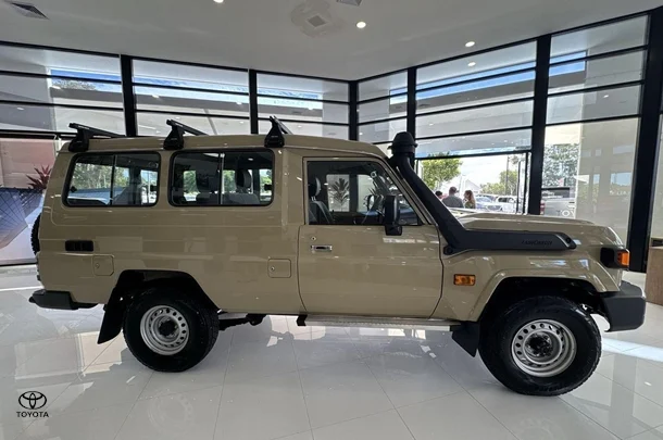 2023 Toyota LC Military GXL image 10