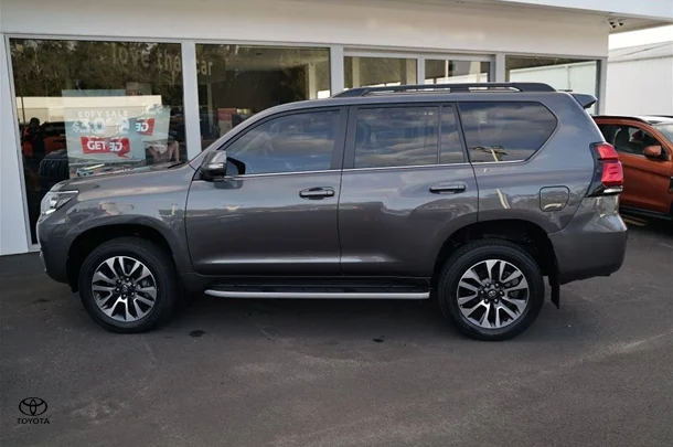 2021 Toyota Prado VX image 3