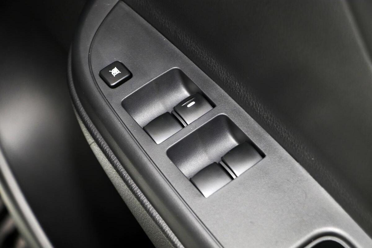 2024 Mitsubishi Triton GLX MR Manual 4x4 MY23 Double Cab image 12