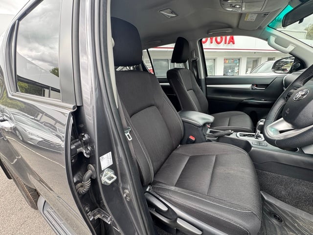 2022 Toyota Hilux SR5 image 11