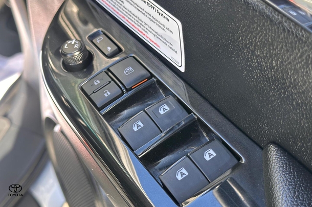 2021 Toyota HiLux 4x4 SR5 image 14
