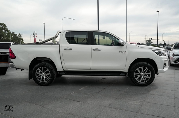 2019 Toyota HILUX SR5 image 4