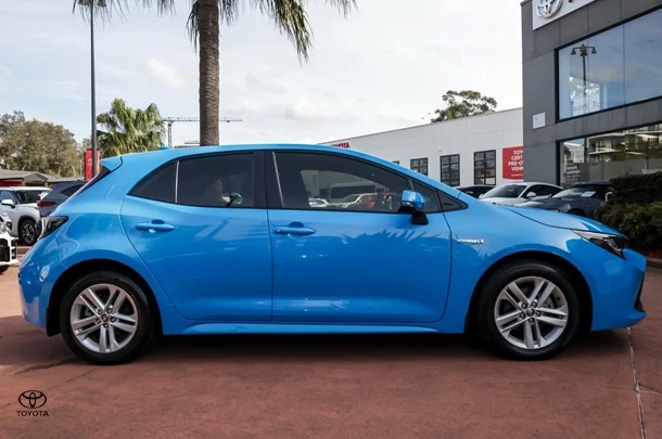 2019 TOYOTA Corolla Hatch Hybrid Ascent Sport image 3