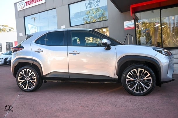 2023 TOYOTA Yaris Cross Urban image 3