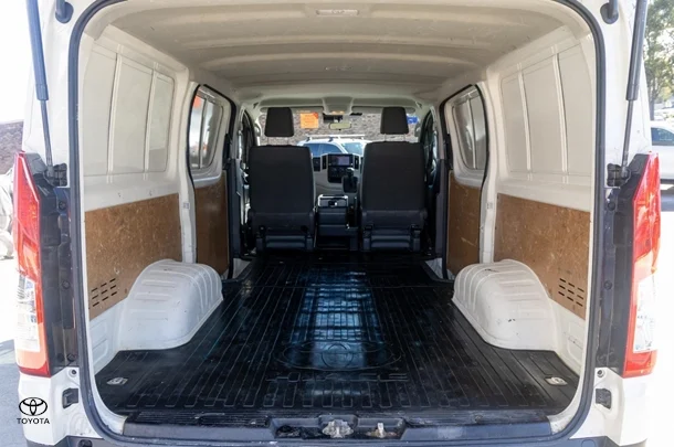 2022 Toyota HIACE LWB image 18