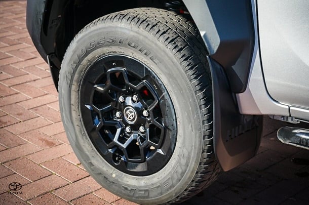 2023 Toyota Hilux 4x4 GR-S image 5