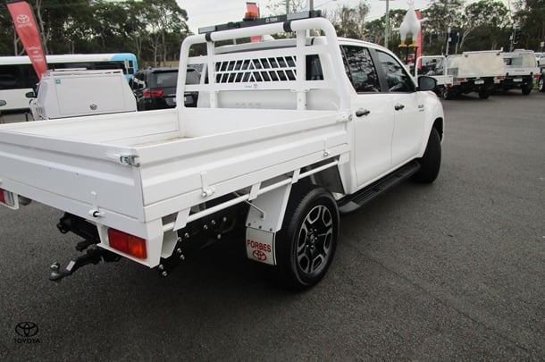 2024 Toyota Hilux SR5 image 3