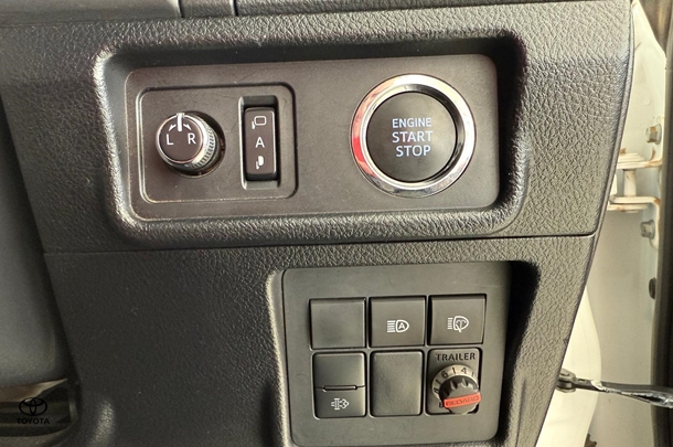 2022 Toyota Prado GXL image 25