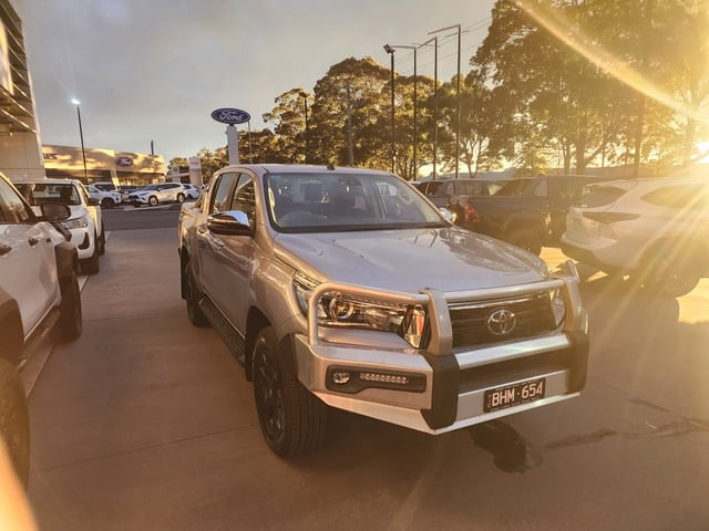 2020 Toyota Hilux 4x4 SR5 image 4