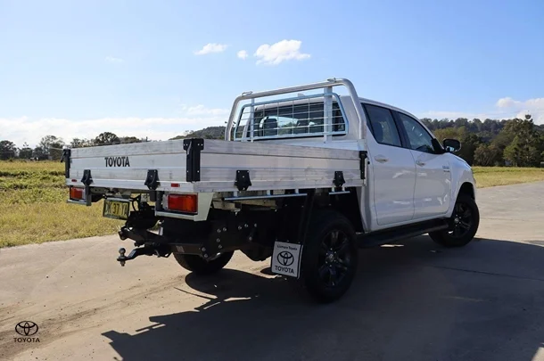 2024 Toyota Hilux 4x4 SR image 4
