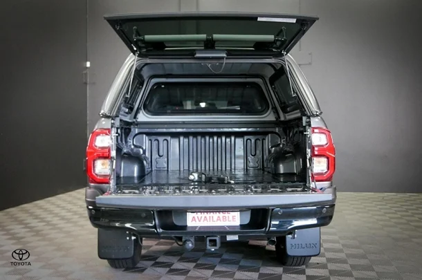 2024 Toyota Hilux 4x4 SR5 image 7