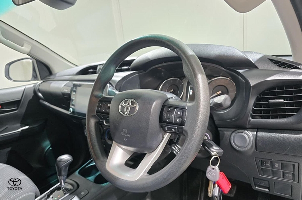 2021 Toyota Hilux SR image 13