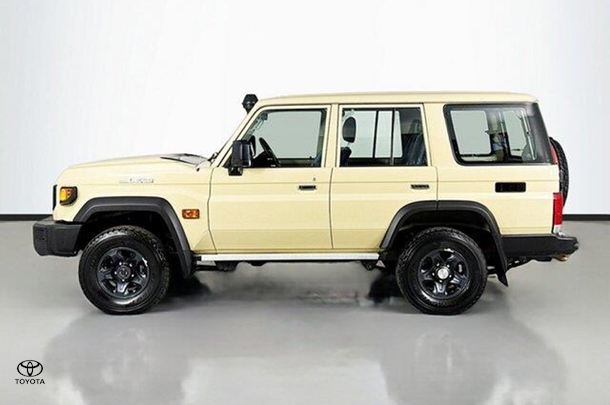 2023 Toyota LANDCRUISER MILITARY GXL image 5