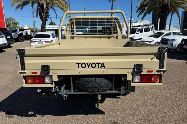 2024 Toyota LC Military GXL image 8