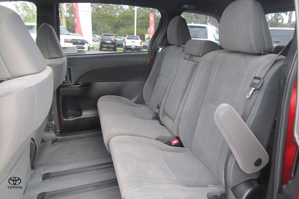2019 Toyota Tarago GLX image 13