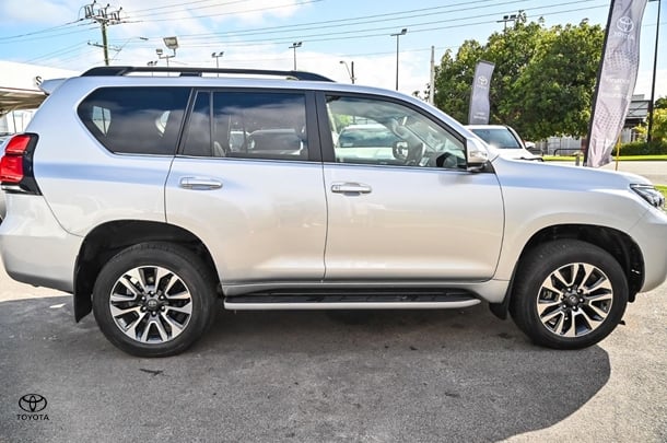 2023 Toyota Prado VX image 3