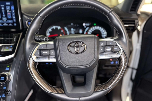2022 Toyota Landcruiser VX image 16